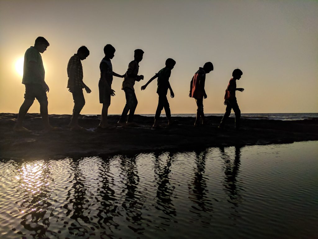 kids-walking-by-the-water-1024x768